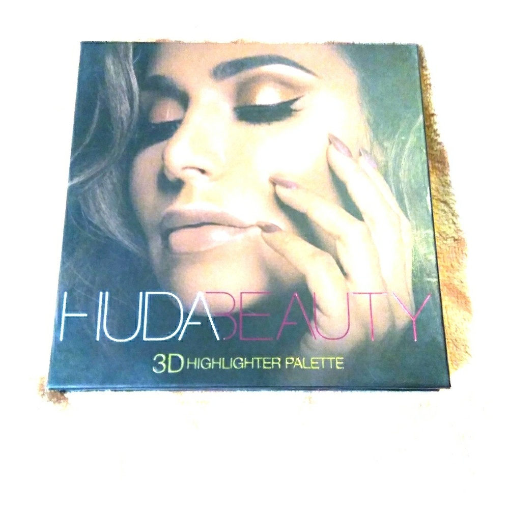 Huda Beauty 3D highlighter pallet